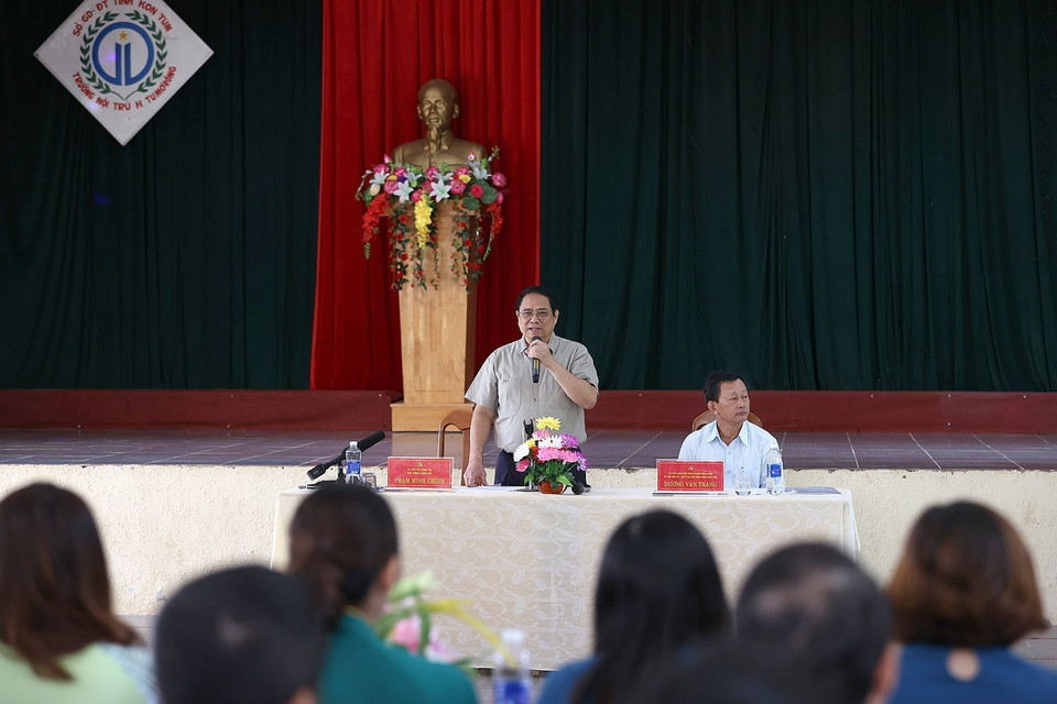 Thủ tướng Phạm Minh Chính động viên giáo viên, học sinh Trường Phổ thông Dân tộc Nội trú huyện Tu Mơ Rông. (Ảnh: Dương Giang/TTXVN)