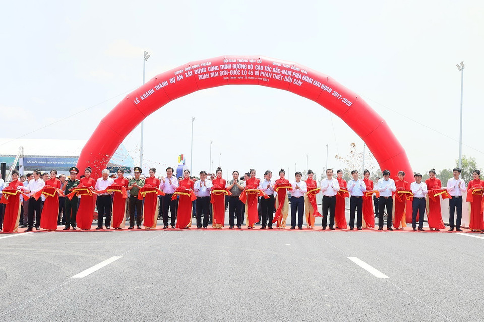 Thủ tướng Phạm Minh Chính và các đại biểu cắt băng khánh thành Dự án đường bộ Cao tốc Bắc-Nam phía Đông đoạn Mai Sơn-Quốc lộ 45 và Phan Thiết-Dầu Giây tại điểm cầu Bình Thuận. (Ảnh: Dương Giang/TTXVN)