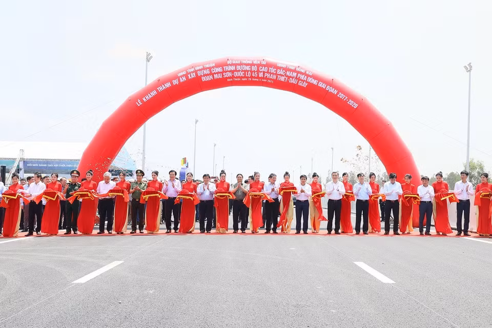 Thủ tướng Phạm Minh Chính và các đại biểu cắt băng khánh thành Dự án đường bộ Cao tốc Bắc-Nam phía Đông đoạn Mai Sơn-Quốc lộ 45 và Phan Thiết-Dầu Giây tại điểm cầu Bình Thuận. (Ảnh: Dương Giang/TTXVN)