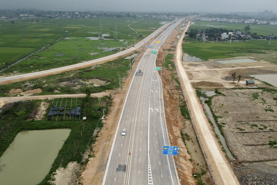 Cao tốc Mai Sơn-Quốc lộ 45 gồm 4 làn xe, nền đường 17m, đạt vận tốc 80km/h, được bố trí các làn dừng khẩn cấp cho phương tiện. (Ảnh: Huy Hùng/TTXVN)