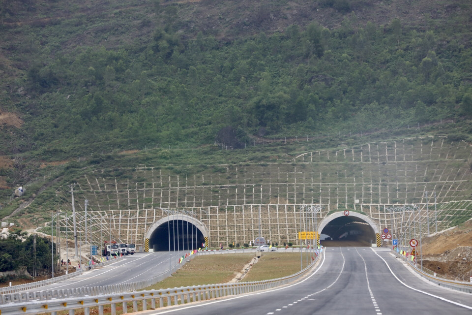 Hầm Thung Thi phía Bắc, thuộc địa bàn huyện Hà Trung (Thanh Hóa) trên tuyến Cao tốc Mai Sơn-Quốc lộ 45. (Ảnh: Huy Hùng/TTXVN)