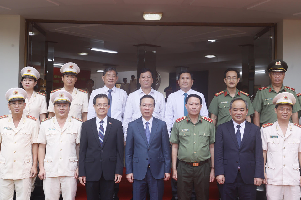 Chủ tịch nước Võ Văn Thưởng và đại biểu chụp ảnh chung với lãnh đạo Công an tỉnh An Giang. (Ảnh: Thống Nhất/TTXVN)