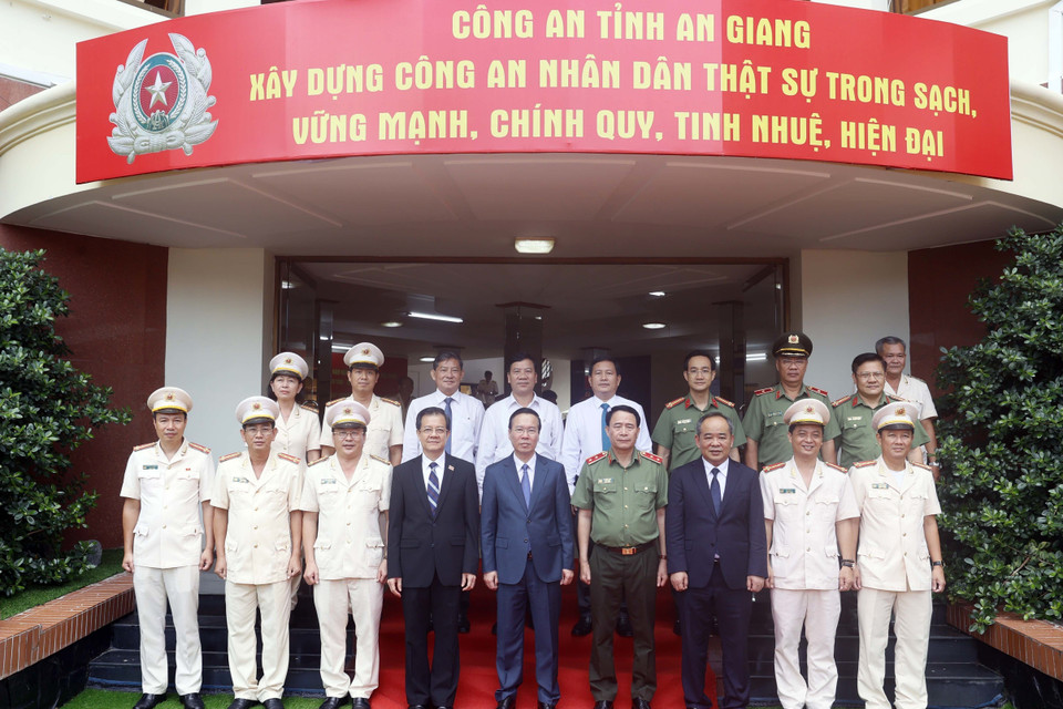 Chủ tịch nước Võ Văn Thưởng và đại biểu chụp ảnh chung với lãnh đạo Công an tỉnh An Giang. (Ảnh: Thống Nhất/TTXVN)