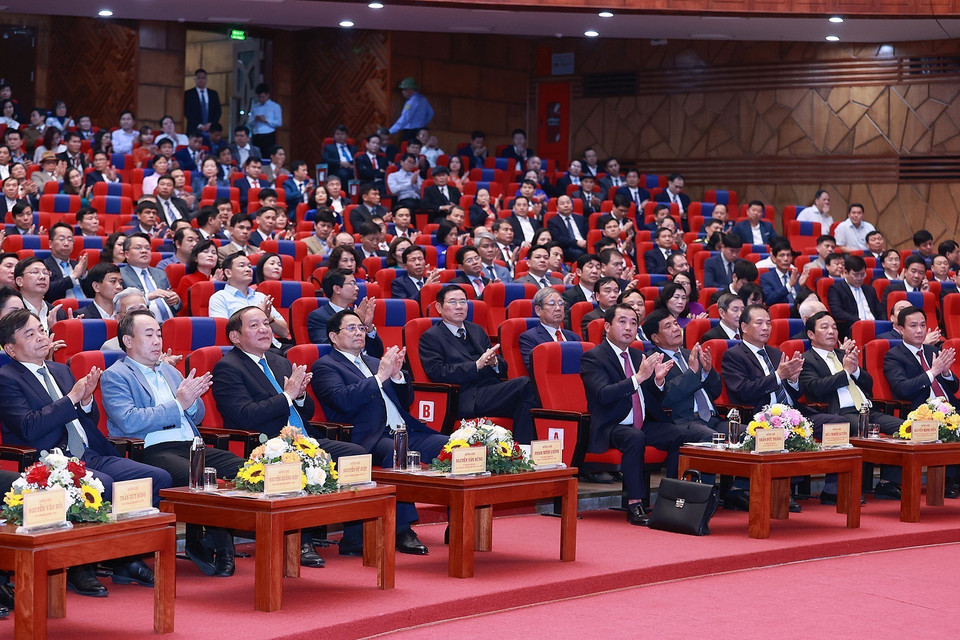 Thủ tướng Phạm Minh Chính và các đại biểu dự Lễ công bố quyết định công nhận tỉnh Hải Dương hoàn thành nhiệm vụ xây dựng nông thôn mới. (Ảnh: Dương Giang/TTXVN)