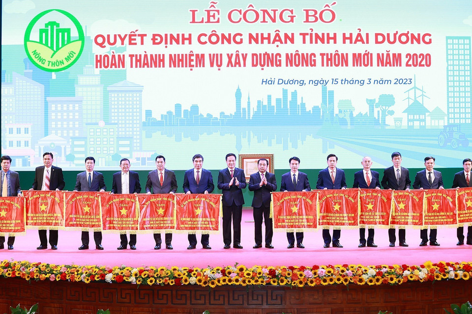 Lãnh đạo tỉnh Hải Dương trao cờ thi đua cho các tập thể có thành tích xuất sắc trong xây dựng nông thôn mới. (Ảnh: Dương Giang/TTXVN)