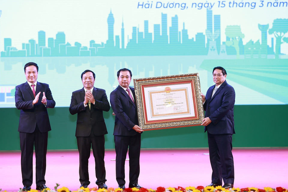 Thủ tướng Phạm Minh Chính trao Quyết định công nhận tỉnh Hải Dương hoàn thành nhiệm vụ xây dựng nông thôn mới.(Ảnh: Dương Giang/TTXVN)