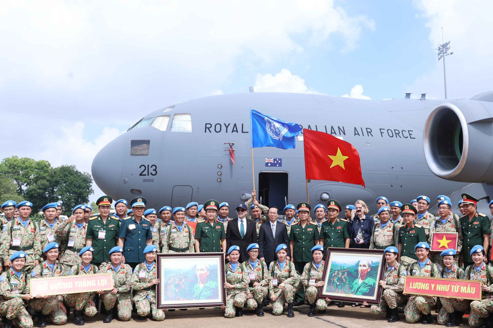 Chủ tịch nước Võ Văn Thưởng với các lực lượng lên đường thực hiện nhiệm vụ gìn giữ hòa bình Liên hợp quốc tại Nam Sudan. (Ảnh: Thống Nhất/TTXVN)