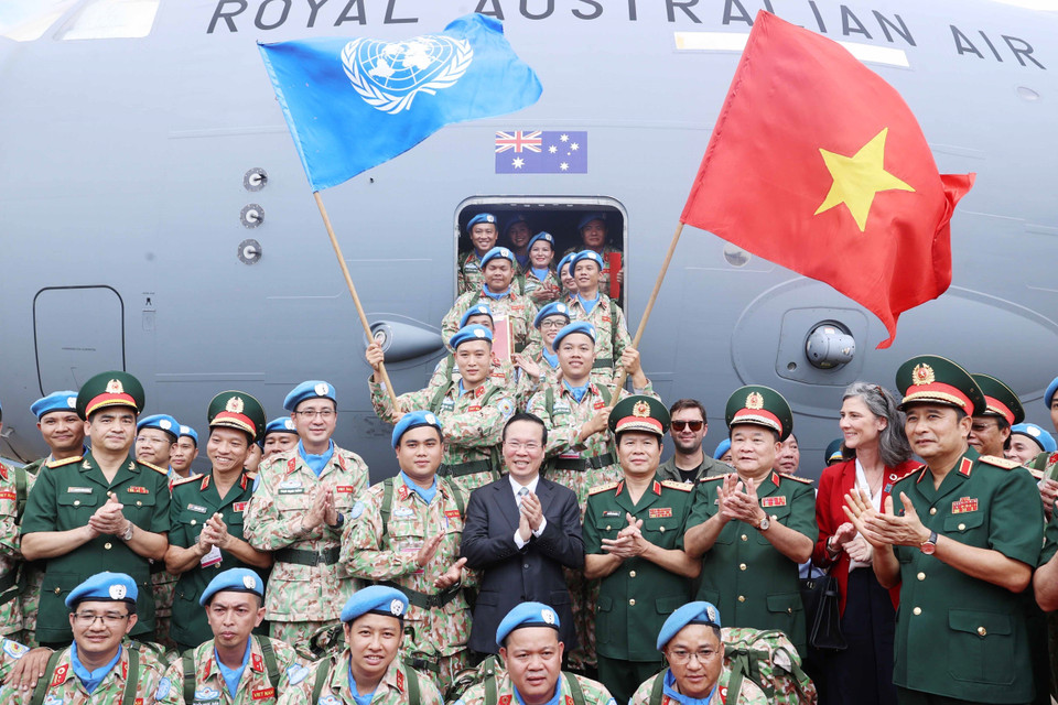 Chủ tịch nước Võ Văn Thưởng với các lực lượng lên đường thực hiện nhiệm vụ gìn giữ hòa bình Liên hợp quốc tại Nam Sudan. (Ảnh: Thống Nhất/TTXVN)