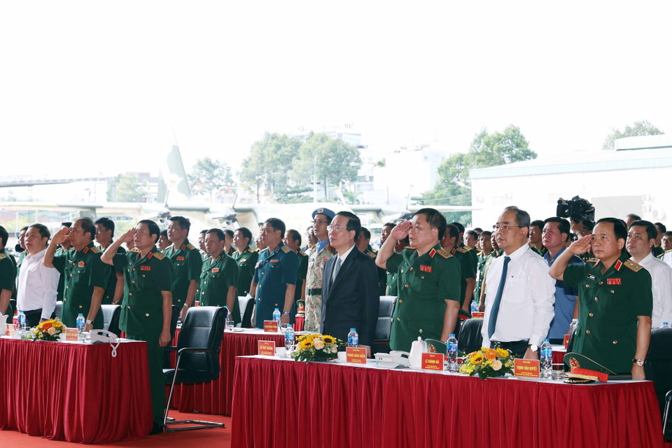 Chủ tịch nước Võ Văn Thưởng và các đại biểu thực hiện nghi lễ chào cờ. (Ảnh: Thống Nhất/TTXVN)