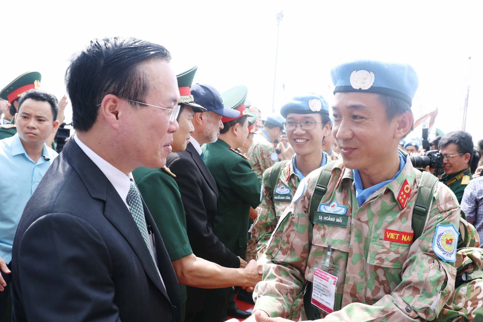 Chủ tịch nước Võ Văn Thưởng dặn dò các sỹ quan lên đường làm nhiệm vụ. (Ảnh: Thống Nhất/TTXVN)