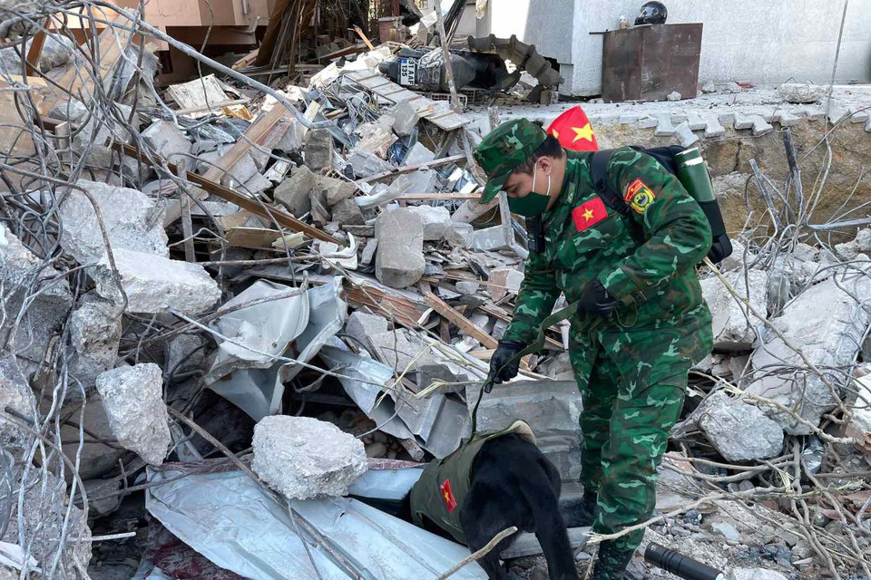 Đội Công binh cứu sập và Đội chó nghiệp vụ của Quân đội nhân dân Việt Nam hỗ trợ tìm kiếm cứu nạn tại tỉnh Hatay. (Ảnh: Văn Hiếu/Vietnam+) 