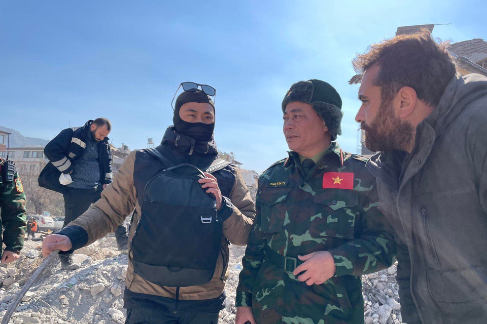 Dưới sự chỉ đạo tại hiện trường của Thiếu tướng Phạm Văn Tỵ, Phó chánh Văn phòng Thường trực Ủy ban Quốc gia ứng phó sự cố, thiên tai và tìm kiếm cứu nạn, Phó cục trưởng Cục Cứu hộ-Cứu nạn (Bộ Tổng Tham mưu), trưởng đoàn, các tổ thực hiện tìm kiếm nạn nhân. (Ảnh: Văn Hiếu/Vietnam+)