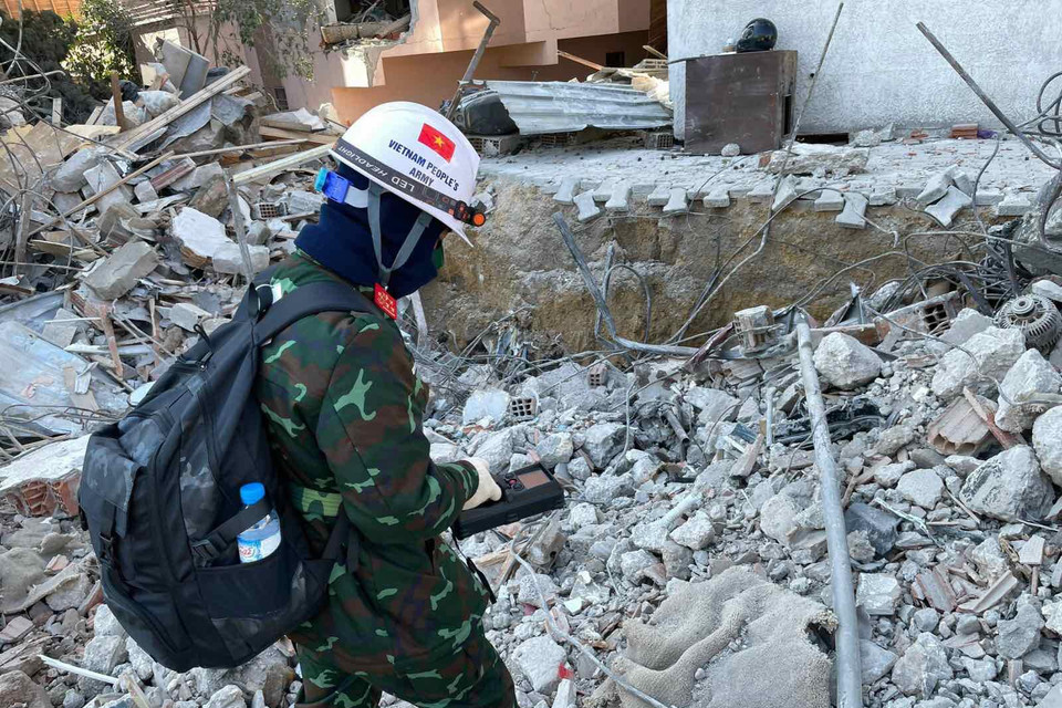 Lực lượng quân đội nhân dân Việt Nam thực hiện nhiệm vụ. (Ảnh: Văn Hiếu/Vietnam+)