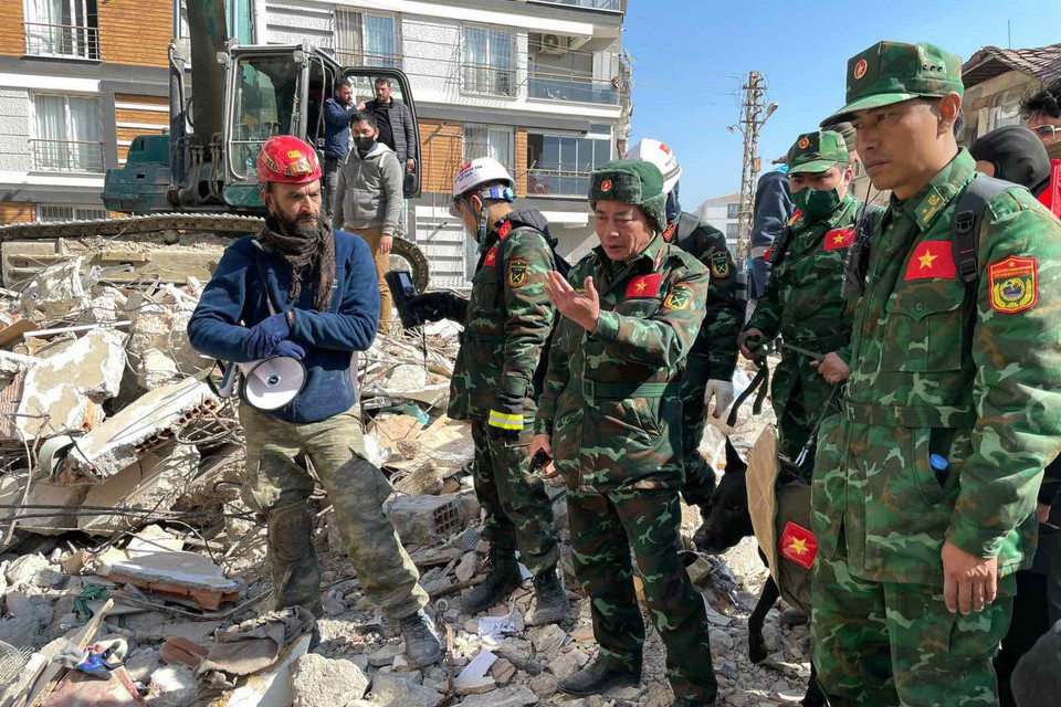 Lực lượng quân đội nhân dân Việt Nam triển khai nhiệm vụ dưới sự chỉ đạo tại hiện trường của Thiếu tướng Phạm Văn Tỵ. (Ảnh: Văn Hiếu/Vietnam+)