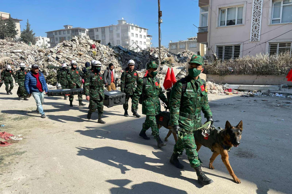 Lực lượng quân đội nhân dân Việt Nam triển khai nhiệm vụ tìm kiếm cứu nạn. (Ảnh: Văn Hiếu/Vietnam+)