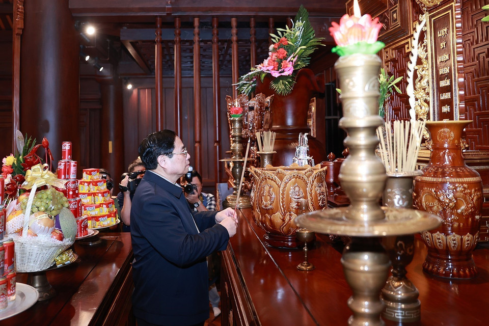 Thủ tướng Phạm Minh Chính dâng hương tại Đền thờ liệt sỹ tại Chiến trường Điện Biên Phủ. (Ảnh: Dương Giang/TTXVN)