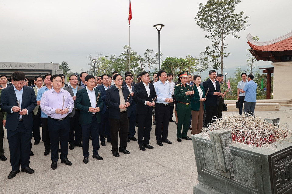 Thủ tướng Phạm Minh Chính dâng hương tại Đền thờ liệt sỹ tại Chiến trường Điện Biên Phủ. (Ảnh: Dương Giang/TTXVN)