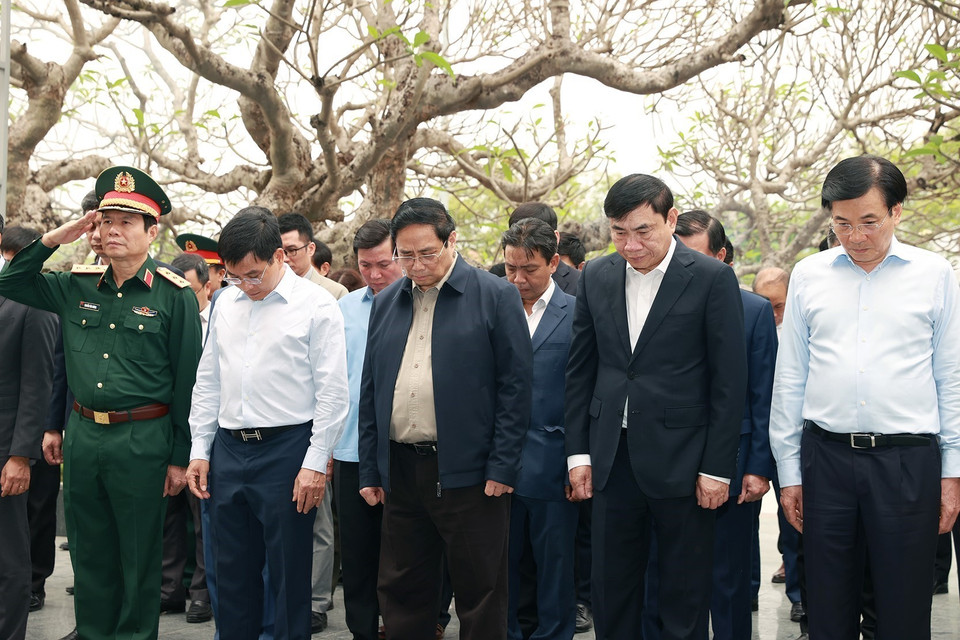 Thủ tướng Phạm Minh Chính tưởng niệm các Anh hùng liệt sỹ tại Nghĩa trang liệt sỹ A1. (Ảnh: Dương Giang/TTXVN)