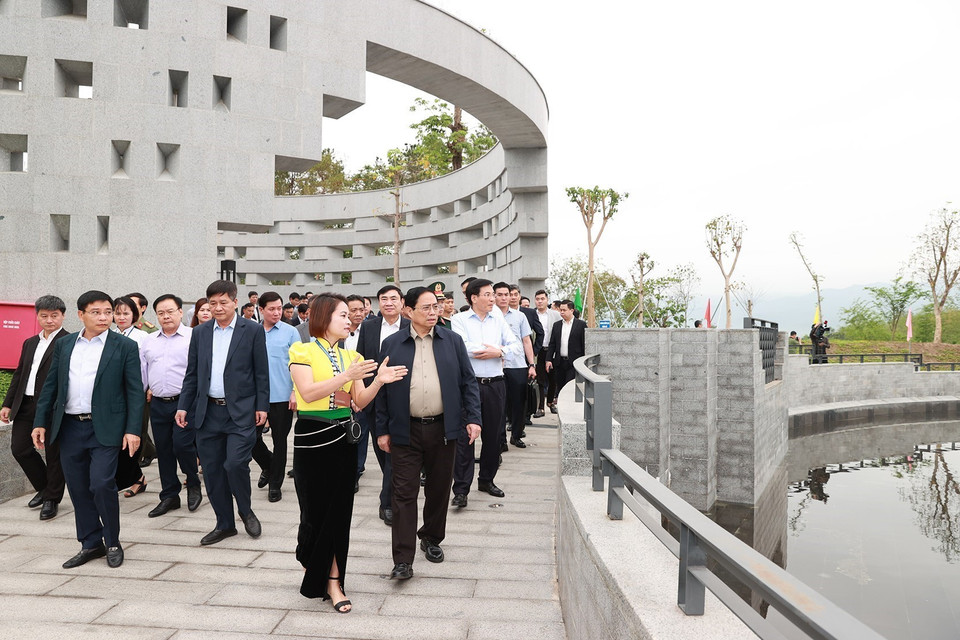 Thủ tướng Phạm Minh Chính nghe giới thiệu về ý nghĩa lịch sử và kiến trúc Đền thờ liệt sỹ tại Chiến trường Điện Biên Phủ. (Ảnh: Dương Giang/TTXVN)