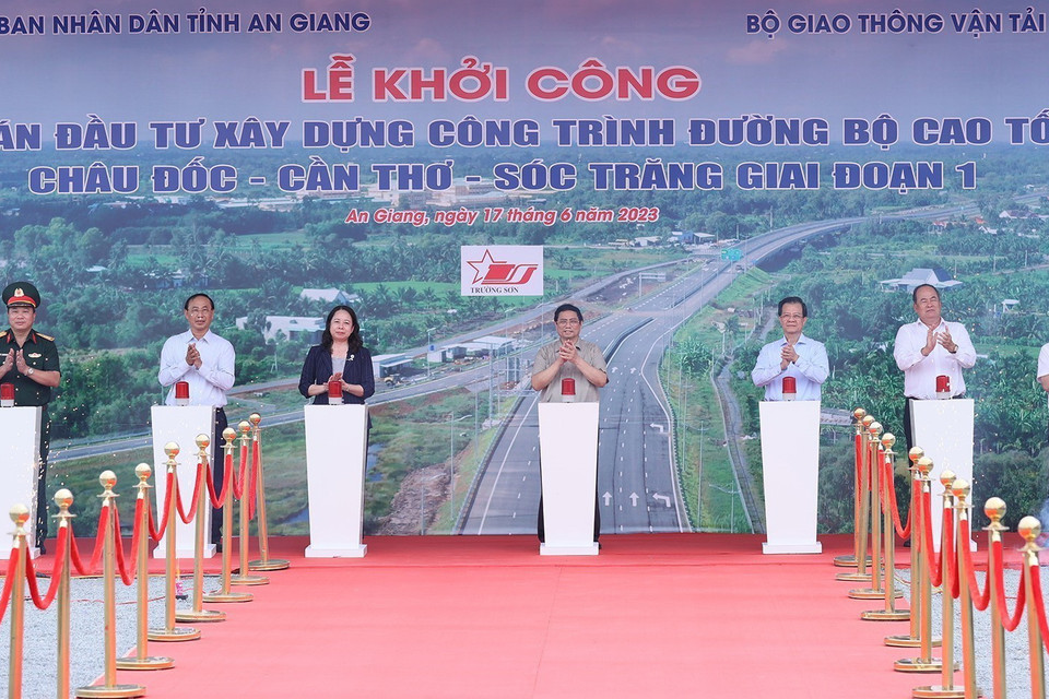 Thủ tướng Phạm Minh Chính và các đại biểu thực hiện nghi thức ấn nút khởi công tuyến Đường bộ Cao tốc Sóc Trăng-Cần Thơ-Châu Đốc giai đoạn 1. (Ảnh: Dương Giang/TTXVN)