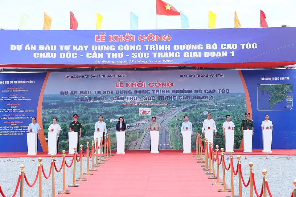 Thủ tướng Phạm Minh Chính và các đại biểu thực hiện nghi thức ấn nút khởi công tuyến Đường bộ Cao tốc Sóc Trăng-Cần Thơ-Châu Đốc giai đoạn 1. (Ảnh: Dương Giang/TTXVN)