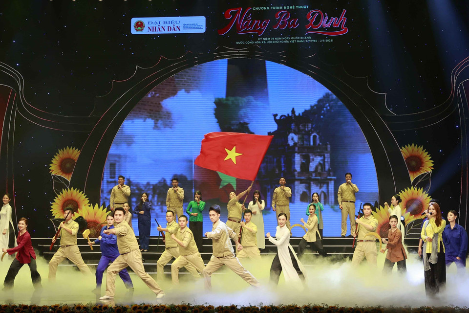 Chương trình nghệ thuật 'Nắng Ba Đình' chào mừng kỷ niệm 78 năm Cách mạng tháng Tám và Quốc khánh 2/9 do Báo Đại biểu Nhân dân tổ chức. (Ảnh: Doãn Tấn/TTXVN)