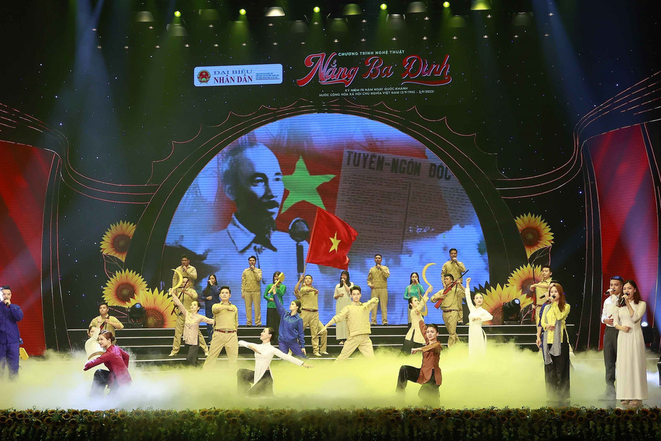 Tiết mục văn nghê chào mừng mang tên 'Đất nước đứng lên.' (Ảnh: Doãn Tấn/TTXVN)