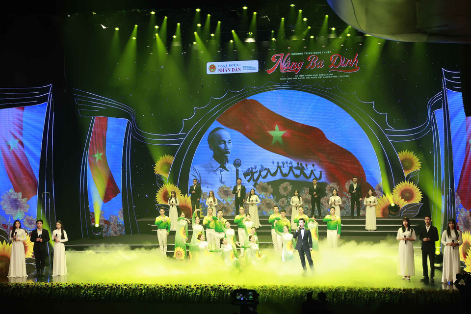 Tiết mục văn nghệ với bài hát 'Ba Đình nắng.' (Ảnh: Doãn Tấn/TTXVN)