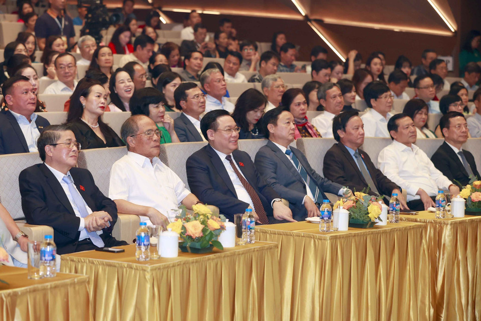 Chủ tịch Quốc hội Vương Đình Huệ, nguyên Chủ tịch Quốc hội Nguyễn Sinh Hùng và đại biểu dự chương trình. (Ảnh: Doãn Tấn/TTXVN)