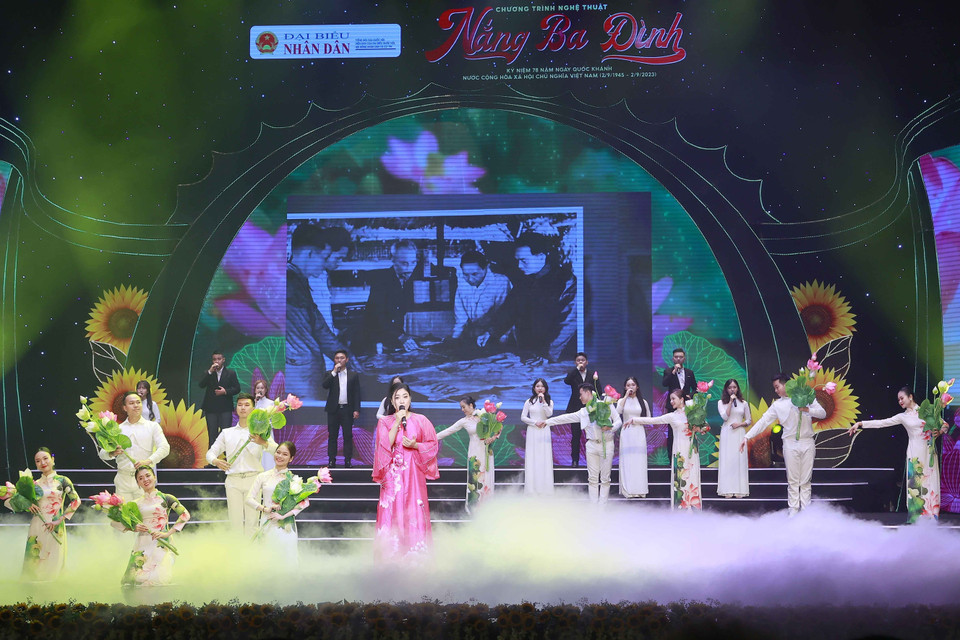 Tiết mục văn nghệ chào mừng mang tên 'Đất nước đứng lên.' (Ảnh: Doãn Tấn/TTXVN)