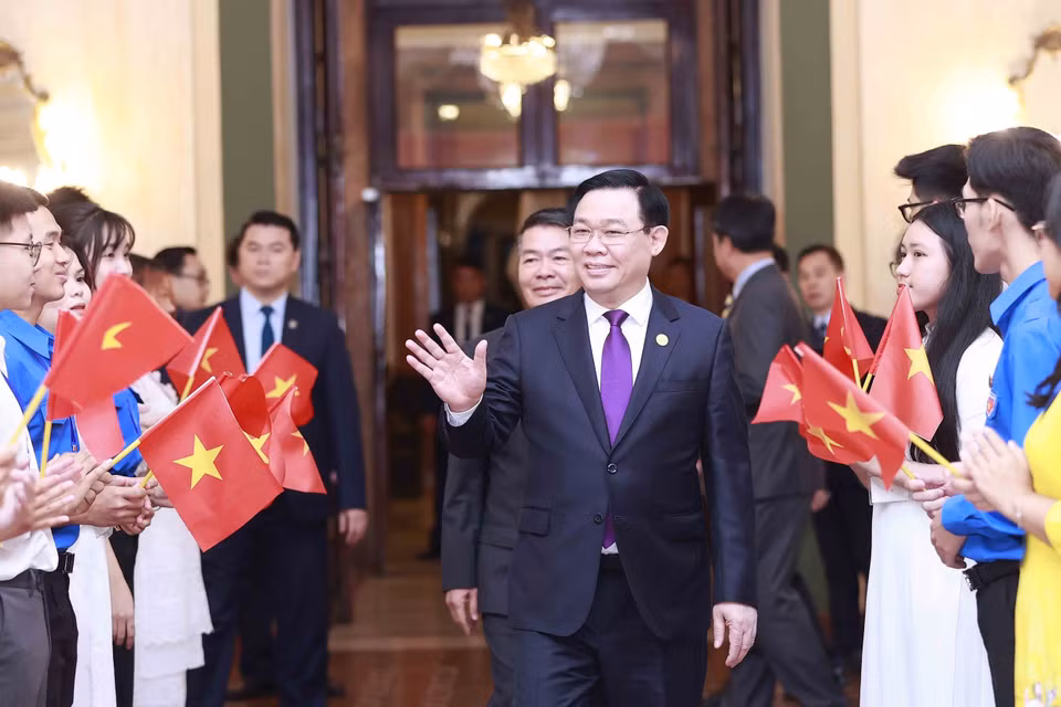 Chủ tịch Quốc hội Vương Đình Huệ gặp gỡ nói chuyện với cán bộ Đại sứ quán và cộng đồng người Việt Nam tại Cuba. (Ảnh: Doãn Tấn/TTXVN)