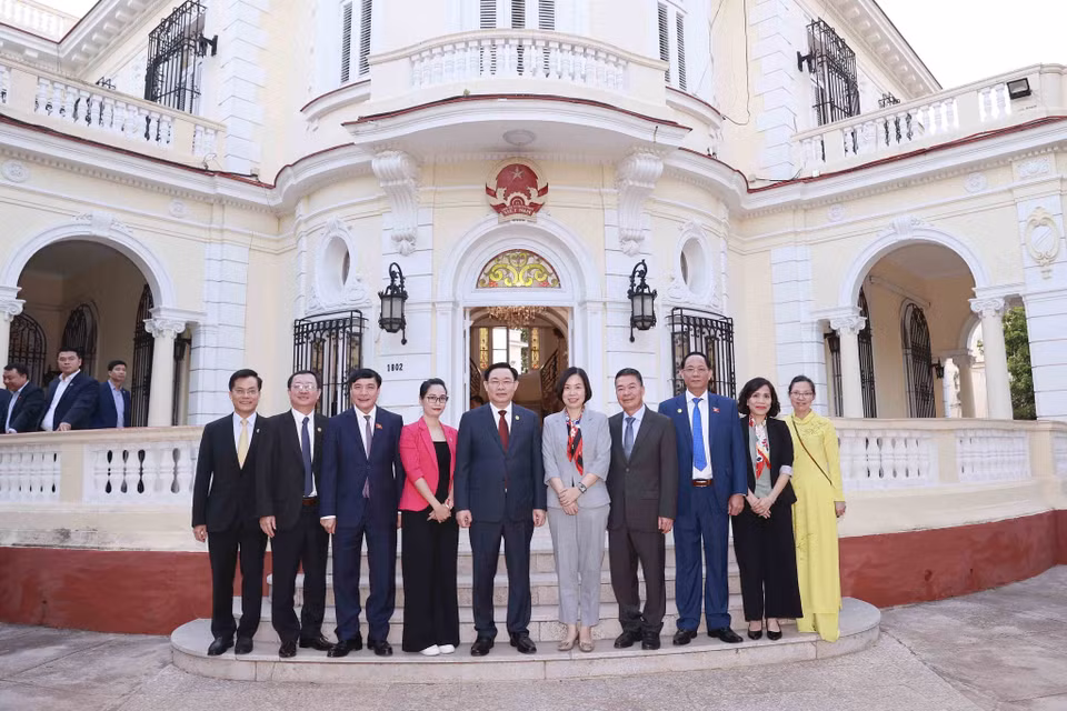 Chủ tịch Quốc hội Vương Đình Huệ chụp ảnh lưu niệm với đại biểu tại Đại sứ quán Việt Nam tại Cuba. (Ảnh: Doãn Tấn/TTXVN)