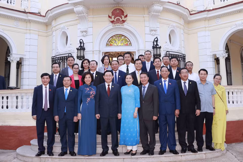 Chủ tịch Quốc hội Vương Đình Huệ chụp ảnh lưu niệm với đại biểu tại Đại sứ quán Việt Nam tại Cuba. (Ảnh: Doãn Tấn/TTXVN)