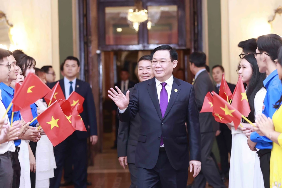 Chủ tịch Quốc hội Vương Đình Huệ gặp gỡ nói chuyện với cán bộ Đại sứ quán và cộng đồng người Việt Nam tại Cuba. (Ảnh: Doãn Tấn/TTXVN)