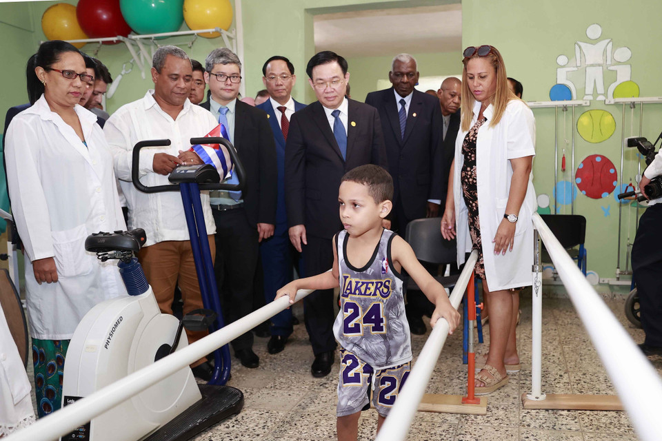 Chủ tịch Quốc hội Vương Đình Huệ thăm phòng phục hồi chức năng Trường phổ thông đặc biệt hữu nghị Cuba-Việt Nam. (Ảnh: Doãn Tấn/TTXVN)