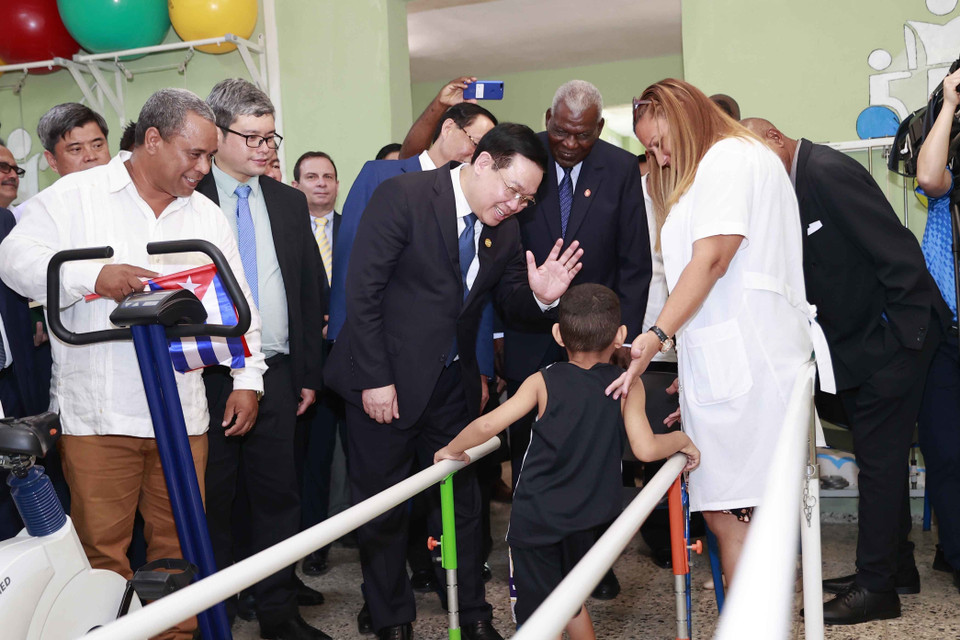 Chủ tịch Quốc hội Vương Đình Huệ thăm phòng phục hồi chức năng Trường phổ thông đặc biệt hữu nghị Cuba-Việt Nam.(Ảnh: Doãn Tấn/TTXVN)