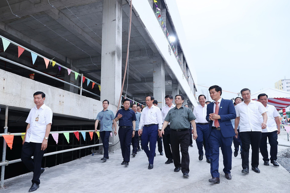 Thủ tướng Phạm Minh Chính kiểm tra dự án xây dựng mới Bệnh viện Đa khoa khu vực Thủ Đức. (Ảnh: Dương Giang/TTXVN)