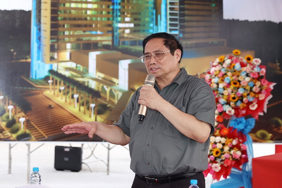 Thủ tướng Phạm Minh Chính kiểm tra dự án xây dựng mới Bệnh viện Đa khoa khu vực Thủ Đức. (Ảnh: Dương Giang/TTXVN)