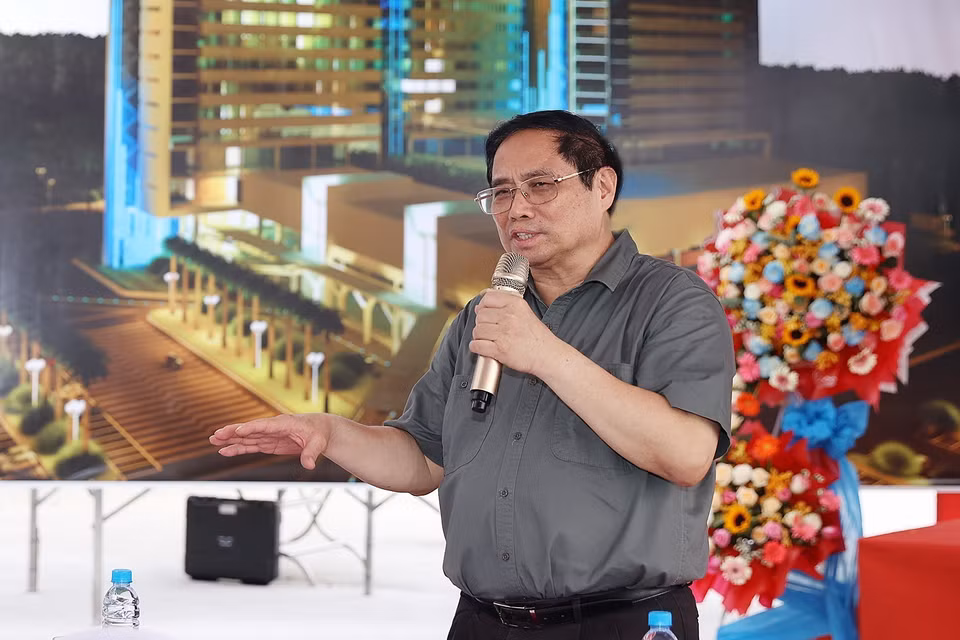 Thủ tướng Phạm Minh Chính kiểm tra dự án xây dựng mới Bệnh viện Đa khoa khu vực Thủ Đức. (Ảnh: Dương Giang/TTXVN)