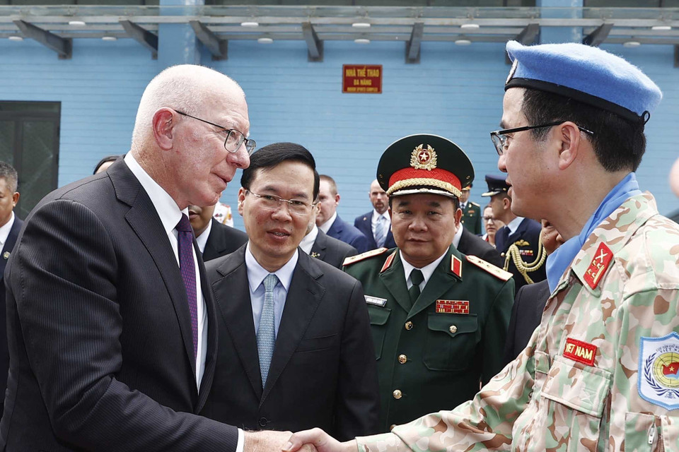 Chủ tịch nước Võ Văn Thưởng và Toàn quyền Australia David Hurley gặp gỡ các sỹ quan của Cục Gìn giữ hòa bình Việt Nam. (Ảnh: Thống Nhất/TTXVN)