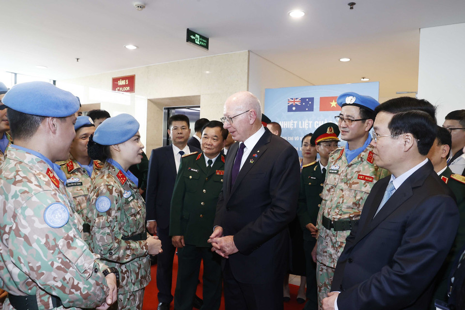 Chủ tịch nước Võ Văn Thưởng và Toàn quyền Australia David Hurley gặp gỡ các sỹ quan của Cục Gìn giữ hòa bình Việt Nam. (Ảnh: Thống Nhất/TTXVN)