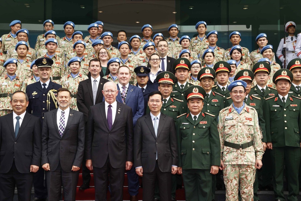 Chủ tịch nước Võ Văn Thưởng và Toàn quyền Australia David Hurley cùng các đại biểu chụp ảnh chung với các chỉ huy, sỹ quan của Cục Gìn giữ hòa bình Việt Nam. (Ảnh: Thống Nhất/TTXVN)