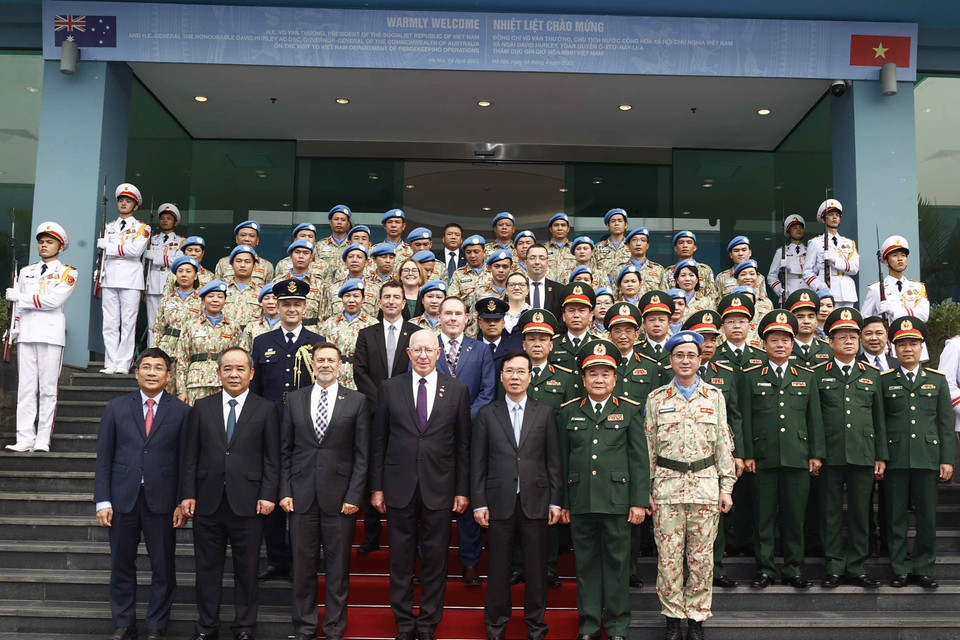 Chủ tịch nước Võ Văn Thưởng và Toàn quyền Australia David Hurley cùng các đại biểu chụp ảnh chung với các chỉ huy, sỹ quan của Cục Gìn giữ hòa bình Việt Nam. (Ảnh: Thống Nhất/TTXVN)