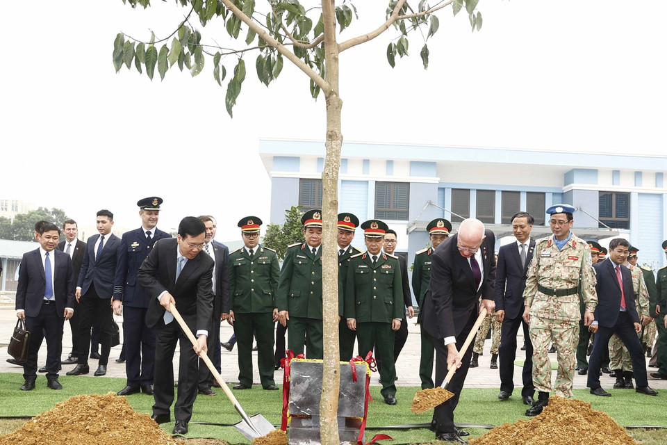 Chủ tịch nước Võ Văn Thưởng và Toàn quyền Australia David Hurley trồng cây lưu niệm tại khuôn viên trụ sở Cục Gìn giữ hoà bình Việt Nam. (Ảnh: Thống Nhất/TTXVN)