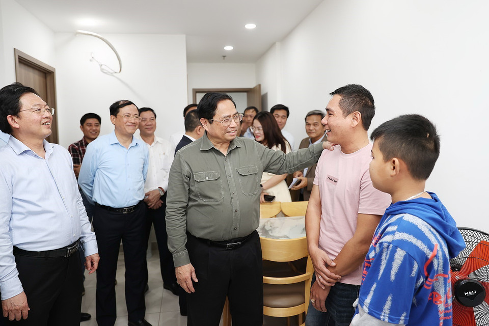 Thủ tướng Phạm Minh Chính thăm hộ dân khu nhà ở xã hội An Phú Thịnh, phường Nhơn Bình, thành phố Quy Nhơn, tỉnh Bình Định. (Ảnh: Dương Giang/TTXVN)
