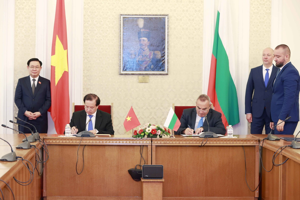 Chủ tịch Quốc hội Vương Đình Huệ và Chủ tịch Quốc hội Bulgaria Rosen Zhelyazkov chứng kiến lễ ký Thỏa thuận Hợp tác về Văn hóa; Thỏa thuận Hợp tác về Du lịch giữa hai nước. (Ảnh: Doãn Tấn/TTXVN)