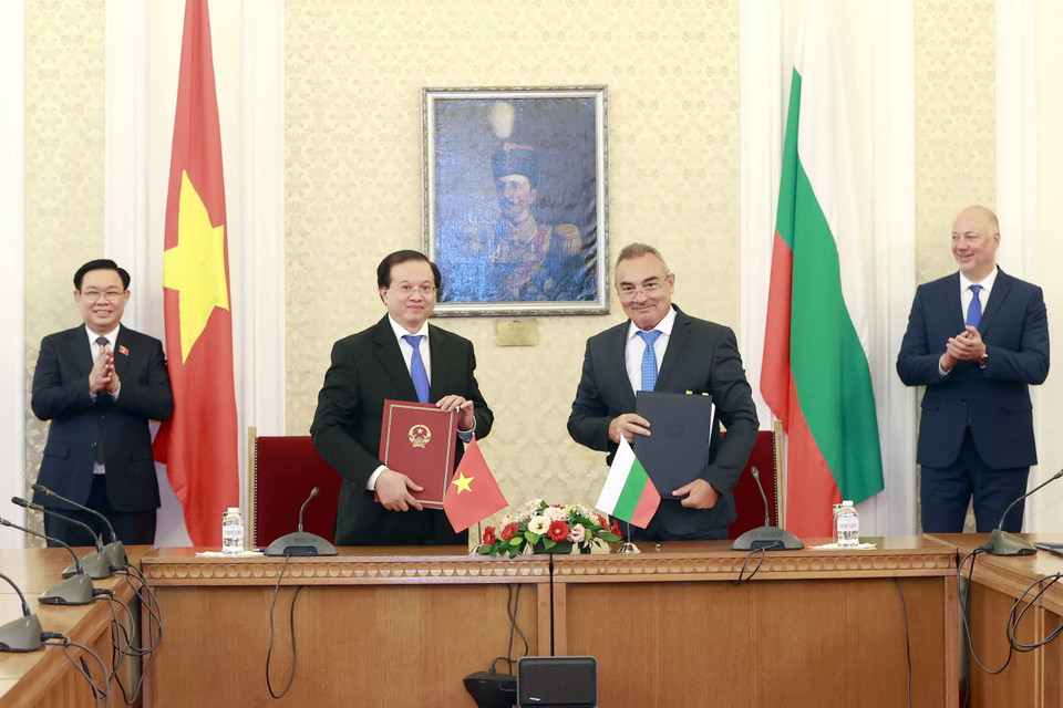 Chủ tịch Quốc hội Vương Đình Huệ và Chủ tịch Quốc hội Bulgaria Rosen Zhelyazkov chứng kiến lễ ký Thỏa thuận Hợp tác về Văn hóa; Thỏa thuận hợp tác về Du lịch giữa hai nước. (Ảnh: Doãn Tấn/TTXVN)