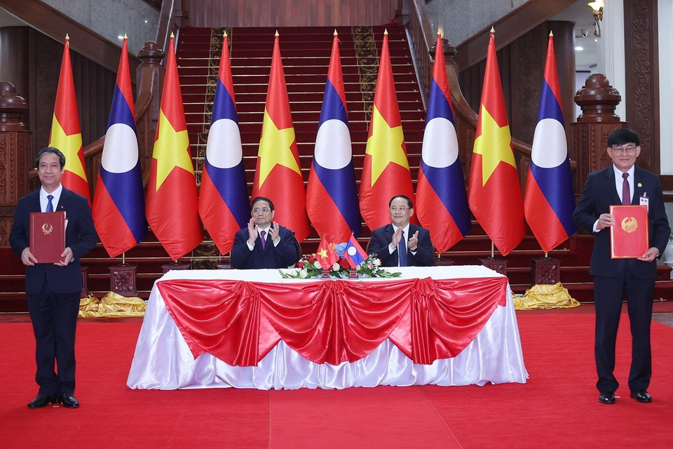 Thủ tướng Phạm Minh Chính và Thủ tướng Lào Sonexay Siphandone chứng kiến lễ ký Nghị định thư về hợp tác đào tạo giữa Chính phủ Việt Nam và Chính phủ Lào. (Ảnh: Dương Giang/TTXVN)