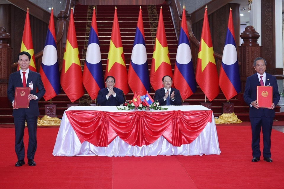 Thủ tướng Phạm Minh Chính và Thủ tướng Lào Sonexay Siphandone chứng kiến lễ ký Hiệp định giữa Chính phủ Việt Nam và Chính phủ Lào về Đối tác số. (Ảnh: Dương Giang/TTXVN)