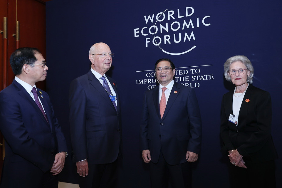 Thủ tướng Phạm Minh Chính gặp Chủ tịch Điều hành Diễn đàn Kinh tế Thế giới (WEF) Klaus Schwab. (Ảnh: Dương Giang/TTXVN)